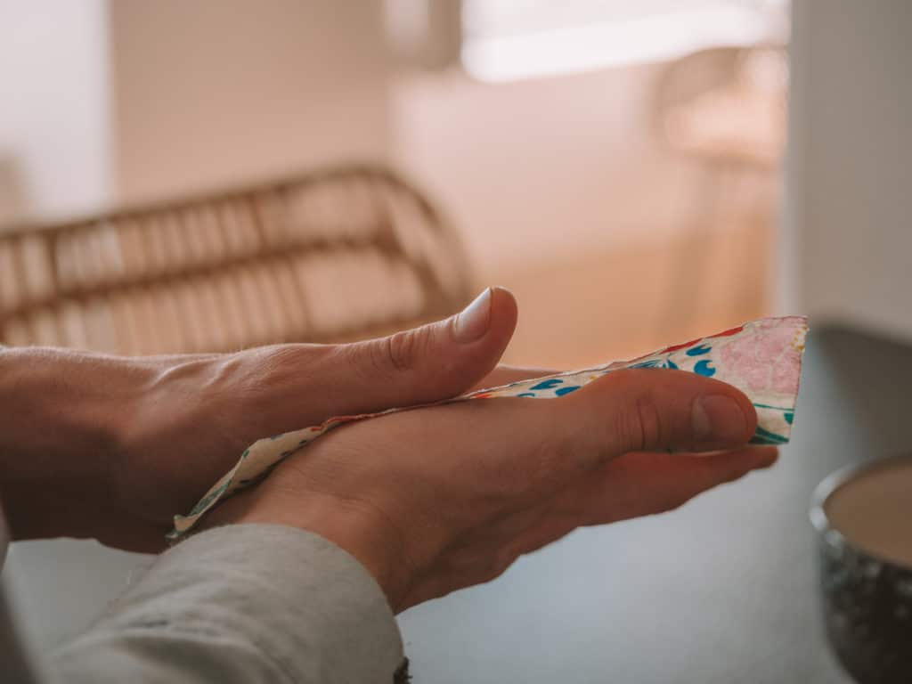 Emballage réutilisable Abeillons entre les mains