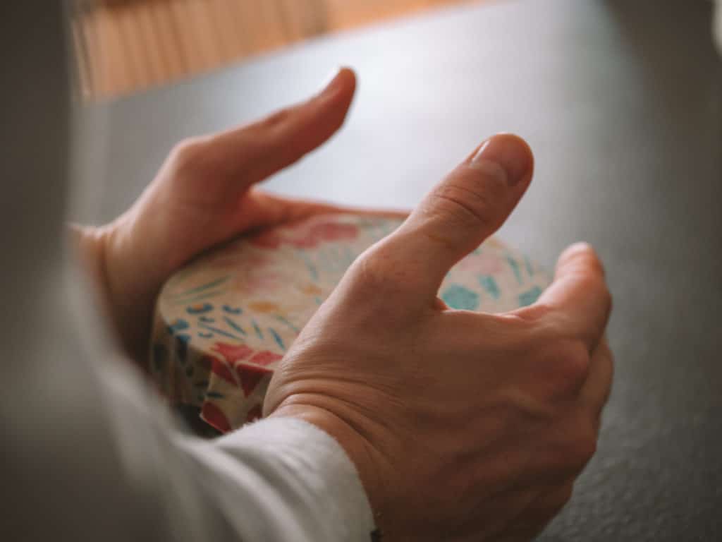 Emballage réutilisable Abeillons sur un bol tenu entre les mains