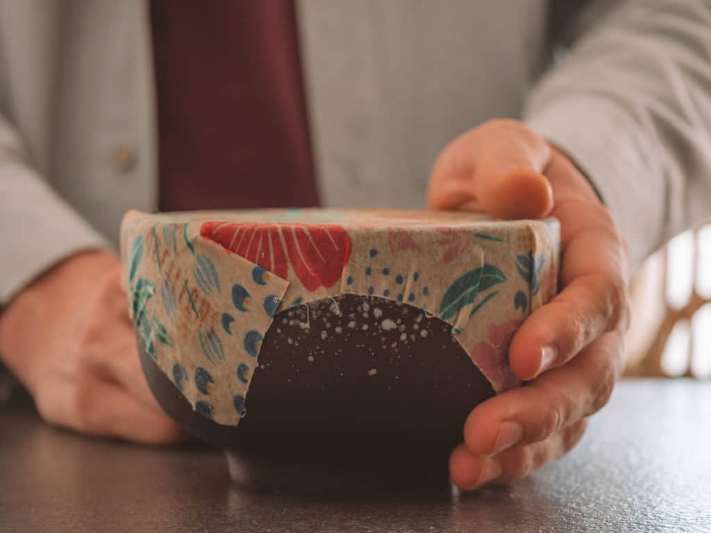 Emballage réutilisable Abeillons sur un bol