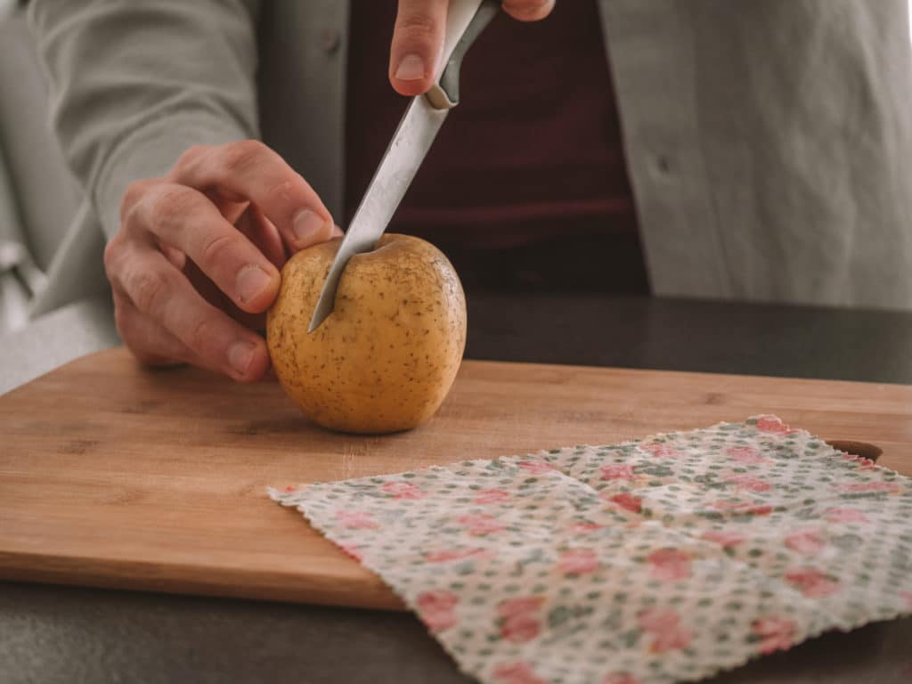 Pomme à côté d'un emballage réutilisable Abeillons